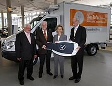 Der 500. Transporter von Mercedes-Benz für eine Tafel (von links): Bundesverbandsvorsitzender Gerd Häuser, Hartmut Böhm, Vorsitzender der Salzgitter Tafel, Ministerin Ursula von der Leyen und Daimler-Vorstandvorsitzender Dr. Dieter Zetsche. Foto: Aut